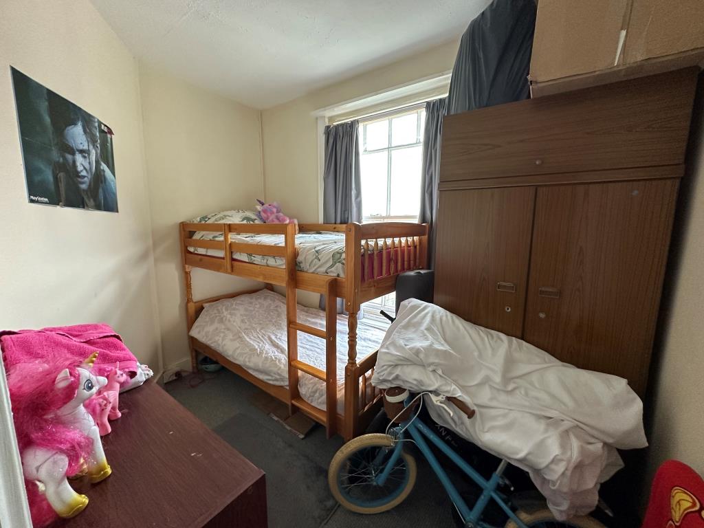 Lot: 140 - TWO-BEDROOM FLAT FOR INVESTMENT - Bedroom 2